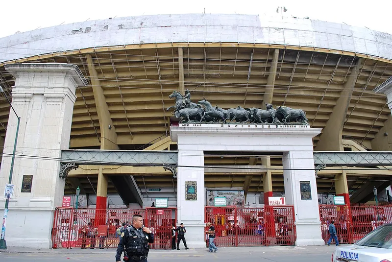 Plaza de Toros México exterior view